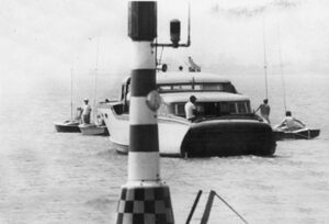 Lancha presidencial Gilda vinda da Bahia de Guanabara em 1960