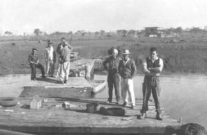 Construção do cais com 300 m.