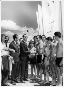 Regata Hemisfério Ocidental da Classe Snipe, organizado pelo ICB no ano de 1962 o velejador Axel sendo cumprimentado